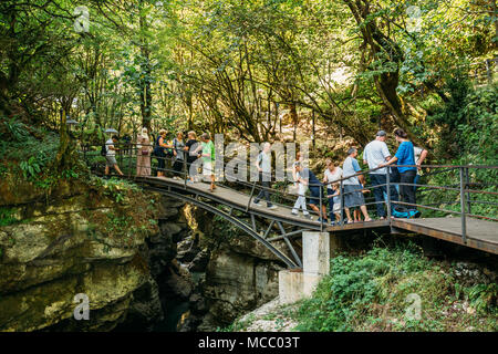 Martvili Canyon, Georgien - 14. September 2017: Touristen Besucher Martvili Canyon. Naturdenkmal wird Im Dorf Inchkhuri entfernt. Stockfoto