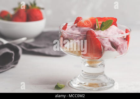 Strawberry Dessert. Berry Kleinigkeit, Käsekuchen, Parfait. Berry Mousse in Glas auf einem hellen Hintergrund. Stockfoto