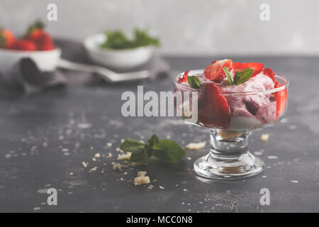 Strawberry Dessert. Berry Kleinigkeit, Käsekuchen, Parfait. Berry Mousse in Glas auf einem dunklen Hintergrund. Stockfoto