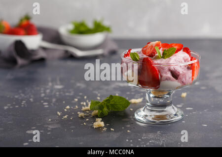 Strawberry Dessert. Berry Kleinigkeit, Käsekuchen, Parfait. Berry Mousse in Glas auf einem dunklen Hintergrund. Stockfoto