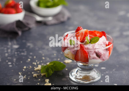 Strawberry Dessert. Berry Kleinigkeit, Käsekuchen, Parfait. Berry Mousse in Glas auf einem dunklen Hintergrund. Stockfoto