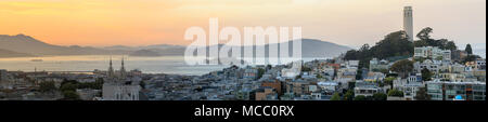 Sonnenuntergang mit Panoramablick auf Telegraph Hill und North Beach Nachbarschaften mit der Bucht von San Francisco, Alcatraz und Angel Inseln sowie Marin Headlands. Stockfoto