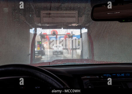 Blick durchs Auto Windschutzscheibe, Auto-Waschanlagen Stockfoto