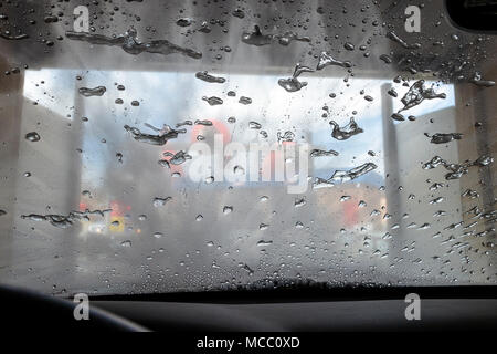 Blick durchs Auto Windschutzscheibe, Auto-Waschanlagen Stockfoto