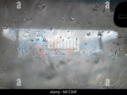 Blick durchs Auto Windschutzscheibe, Auto-Waschanlagen Stockfoto