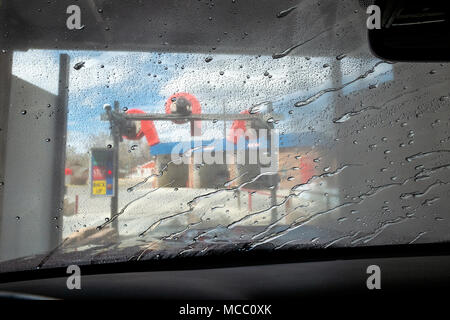 Blick durchs Auto Windschutzscheibe, Auto-Waschanlagen Stockfoto