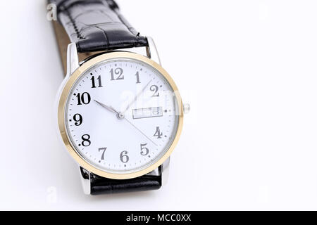Armbanduhr mit Lederband auf weißem Hintergrund Stockfoto