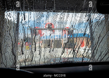 Blick durchs Auto Windschutzscheibe, Auto-Waschanlagen Stockfoto