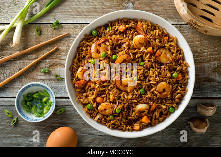 Köstliche Garnelen gebratener Reis mit Ei, Karotten, Knoblauch, grüne Erbsen und Frühlingszwiebeln. Stockfoto