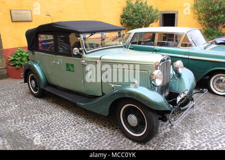 Klassische Autos im Hof des Restaurante geparkt do Forte, Santiago Gelb Festung in Funchal, Madeira, Madeira, PETER GRANT Stockfoto
