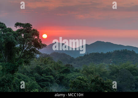 Sonnenuntergang in den Bergen der Sierra Nevada de Santa Marta, Kolumbien, Südamerika. Stockfoto