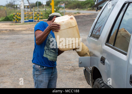 Ein Mann füllt sich Benzin für ein Auto in einem ländlichen Petro entfernt. Kolumbien, Südamerika. Stockfoto