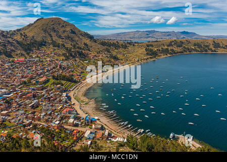 Stadtbild von Copacabana Stadt vom Kalvarienberg Berg in den frühen Morgen gesehen, mit Blick auf den tiefblauen Wasser des Titicacasees, Bolivien. Stockfoto