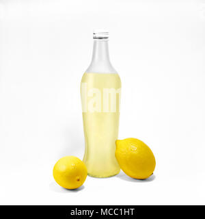 Limonade isoliert Foto Glasfläschchen mit Limonade und zwei ganze Zitronen in der Nähe stehen auf weißen Hintergrund Foto Mockup in der Ansicht von vorn Stockfoto
