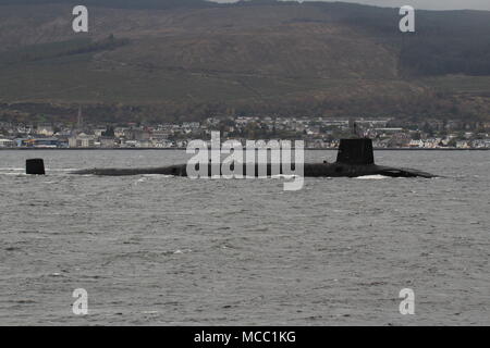 HMS Victorious (S29), ein U-Boot von der Royal Navy betrieben, vorbei an Gourock mit einem eingehenden Reise zum faslane Marinestützpunkt. Stockfoto