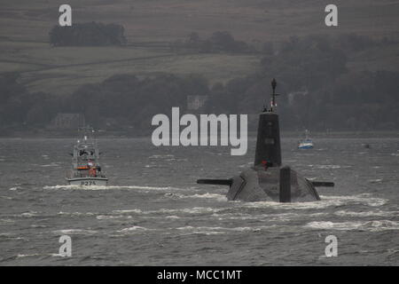 HMS Victorious (S29), ein U-Boot von der Royal Navy betrieben, die mit einem eingehenden Reise zum faslane Marinestützpunkt, mit HMS Raider (P 275). Stockfoto