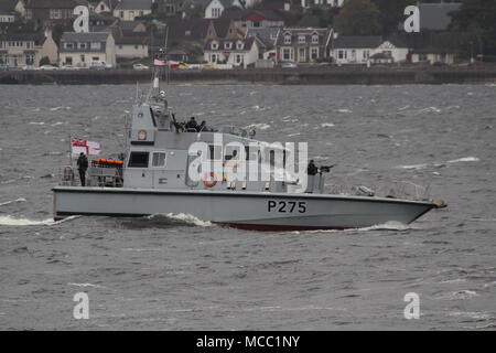 HMS Raider (P275), ein Bogenschütze-Klasse schnell Patrouillenboot von der Royal Navy betrieben, Begleitung der Ankunft der Trident-U-Boot HMS Victorious (S29) Stockfoto