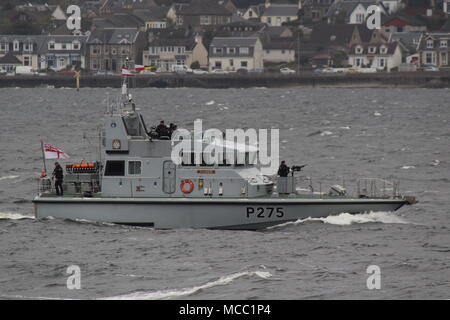 HMS Raider (P275), ein Bogenschütze-Klasse schnell Patrouillenboot von der Royal Navy betrieben, Begleitung der Ankunft der Trident-U-Boot HMS Victorious (S29) Stockfoto