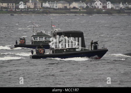 Mull und Rona, zwei Insel-Klasse startet von der Royal Marines betrieben, Begleitung der Ankunft der Trident-U-Boot HMS Victorious (S29). Stockfoto