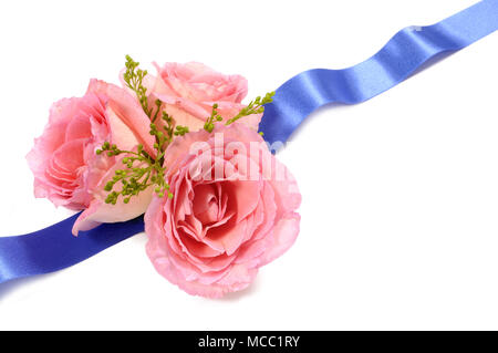 Blumenschmuck aus rosa Rosen und blauem Satinband Stockfoto
