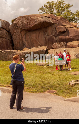 Gettysburg, PA, USA - 8. Juli 2013: Besucher posieren für ein Foto bei Devil's Den auf dem Schlachtfeld von Gettysburg. Stockfoto