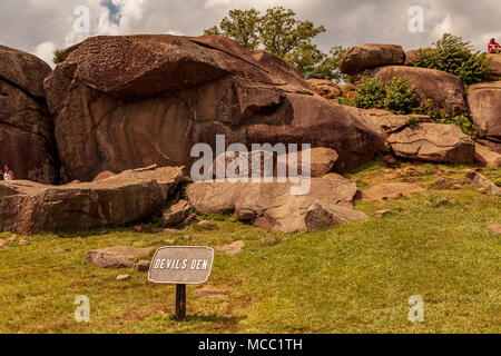 Gettysburg, PA, USA - 8. Juli 2013: Des Teufels den Schild auf dem Schlachtfeld von Gettysburg in der Nähe der Felsblöcke, die durch die Artillerie und Infanterie an Tag zwei des verwendet wird Stockfoto