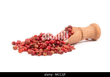 Rosa Pfeffer, Rote Pfefferkörner in einem Löffel aus Holz. Stockfoto