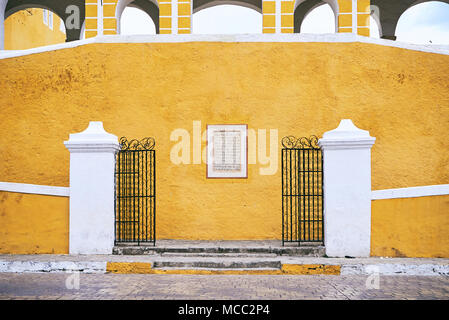 Fassade der Kirche, Convento de San Antonio. Die gelbe Stadt Izamal, Yucatan, Mexiko Stockfoto