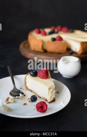 Stück Käsekuchen mit fehlenden Biss auf weiße Platte. selektive Fokus Stockfoto