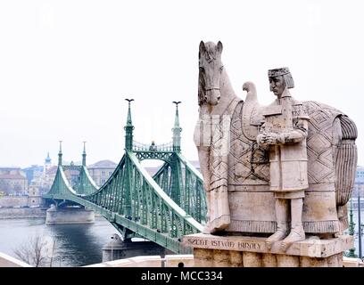 Liberty Bridge und die Statue des hl. Stephanus ICH, Budapest, Ungarn. Stockfoto