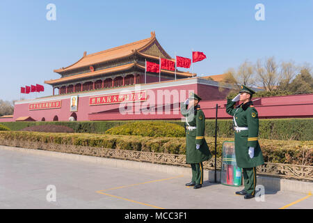 Peking, China - Mar 16, 2018: Soldaten salutierte vor dem Tiananmen-platz in Peking, auch das Tor des Himmlischen Friedens genannt. Es ist ein monumentales Tor und Stockfoto