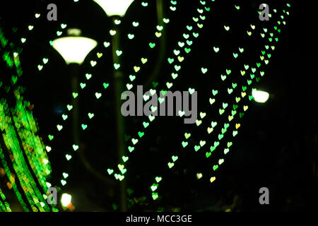 Herzförmige bokeh auf isolierten schwarzen Hintergrund bereit für ihr Design Overlay Stockfoto