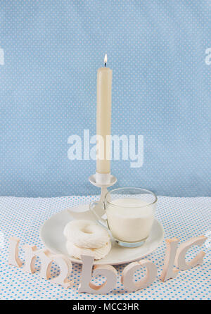 Grüne Blumen, Altar Kerzen für Imbolc Sabbat, mit dem Namen der Feier Stockfoto