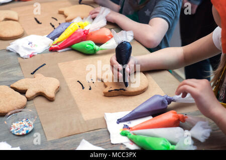 Kulinarische klasse für Kinder - Einrichtung von Lebkuchen Geschirr, Lebkuchen Dekoration Prozess Stockfoto