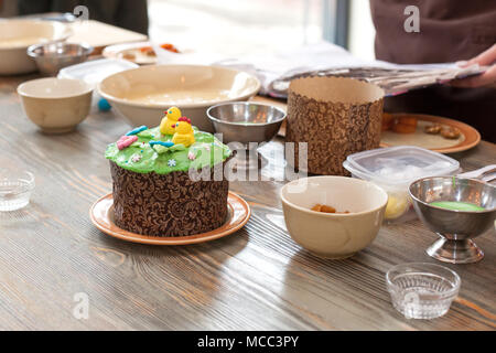 Kulinarische klasse für Kinder und Eltern - kochen Ostern Kuchen, auf dem Tisch liegen Zutaten und Werkzeuge für ihre Arbeit Stockfoto