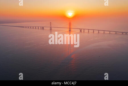 Luftaufnahme von Suramadu nationalen Brücke bei Sonnenaufgang in Surabaya, Indonesien Stockfoto