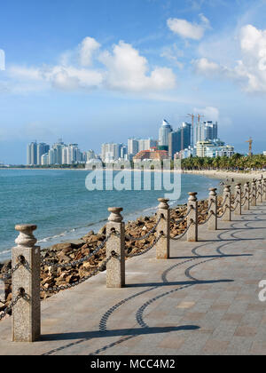 Fliesen- Gehweg entlang der Küste an einem sonnigen Tag im tropischen Sanya, Hainan Island, China Stockfoto