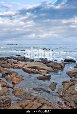 Ruhige Küste mit erraticl geformten Felsen, Sanya, Hainan Island, China Stockfoto