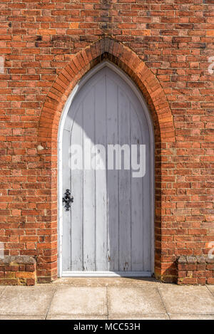 Alten Retro Stil weiß geschlossene Tür auf Red brick wall der englischen Gebäude. Stockfoto