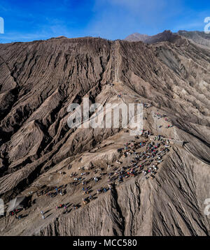 Den majestätischen Mount Bromo Luftbild bei Sonnenaufgang, Indonesien Stockfoto