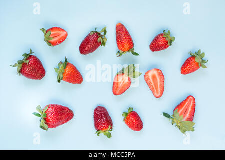 Frische organische Erdbeere auf blauem Hintergrund. Flach. Muster. Stockfoto