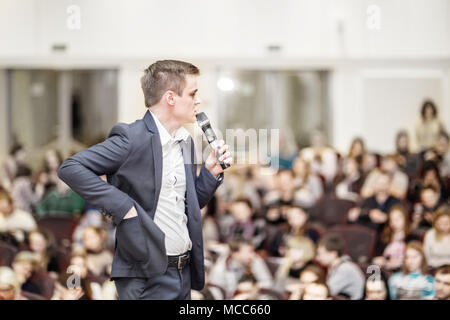 Erfolgreiche Unternehmer hält Business Konferenz für die Presse Stockfoto