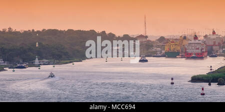 Frachtschiff Panama Canal Stockfoto