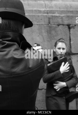 Portrait von Mann bedroht die Frau mit einer Pistole Stockfoto