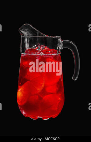 1-farbig, transparent rot Cocktail in einer Kanne mit Eiswürfel und Orangenscheiben, Zitrone gewürzt mit Beeren, Kirschen, Grapefruit. Von der Seite. Isol Stockfoto