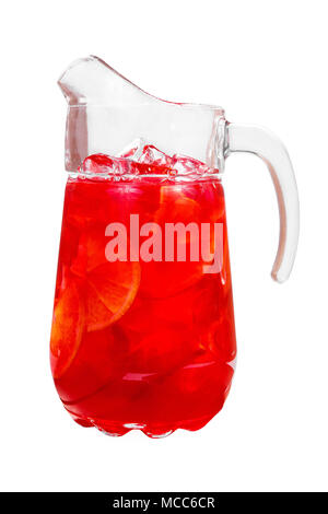 1-farbig, transparent rot Cocktail in einer Kanne mit Eiswürfel und Orangenscheiben, Zitrone gewürzt mit Beeren, Kirschen, Grapefruit. Von der Seite. Isol Stockfoto