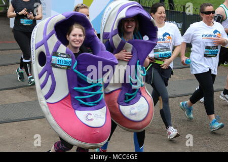 Zwei liebe Läufer wie Laufschuhen, die an einem Marathon gekleidet Stockfoto