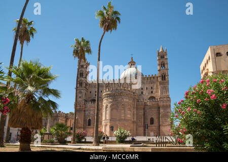 Die Ostseite der "normannischen Kathedrale', die Kathedrale von Palermo, Sizilien, Italien, von der Piazza Sett'Angeli gesehen. Stockfoto