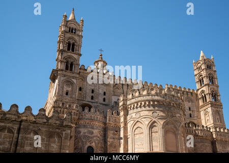 Die Ostseite der "normannischen Kathedrale', die Kathedrale von Palermo, Sizilien, Italien, von der Piazza Sett'Angeli gesehen. Stockfoto