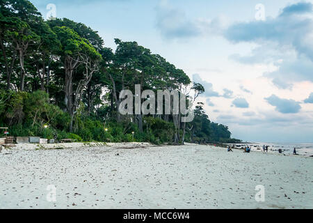 Neil Island Strand und blauer Himmel mit weißen Wolken, Andamanen - Indien Stockfoto